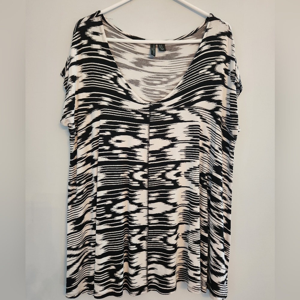 (4 For $20) Cynthia Rowley Black and White print blouse. Size 1X.   Soft pattern